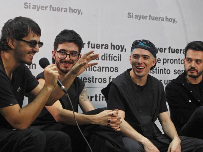 Fotografía de archivo fechada el 16 de diciembre de 2023 que muestra a Juan Pablo Isaza, mientras habla junto a sus compañeros Simón Vargas, Martín Vargas y Juan Pablo Villamil, integrantes de la banda colombiana Morat, durante una entrevista con Efe en Medellín (Colombia).