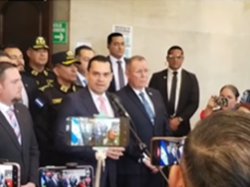 Tomás Zambrano, titular del Congreso Nacional, se pronuncia ante medios sobre la propuesta de reformas para combatir la extorsión.