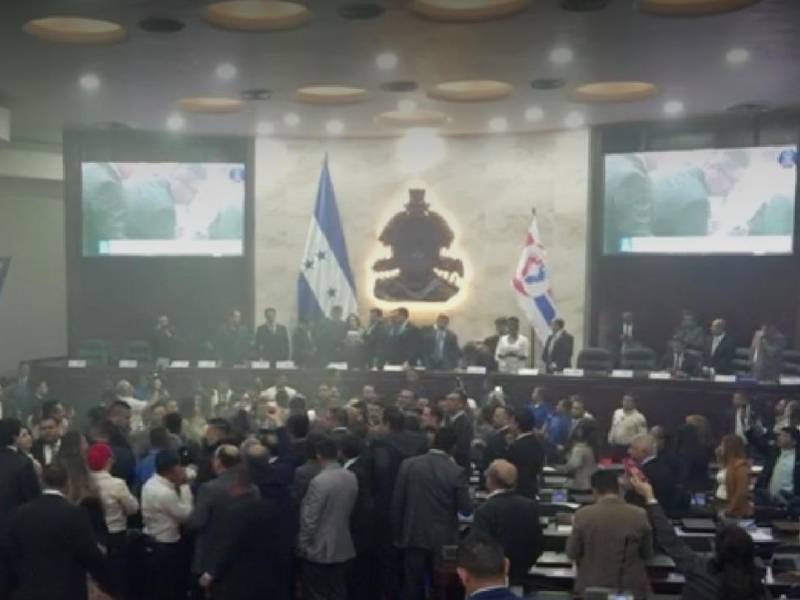 Diputados de Libre protagonizan un zafarrancho en el Congreso Nacional durante la sesión para admitir el juicio político contra el fiscal Johel Zelaya.
