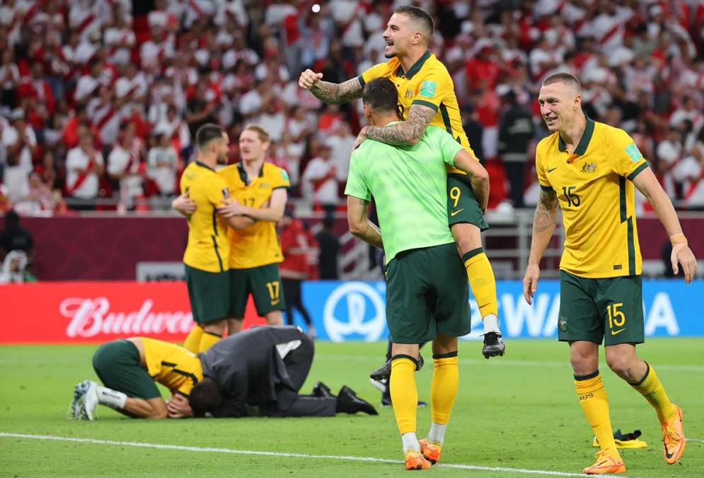 Los jugadores de Australia celebran la clasificación al Mundial de Qatar 2022.