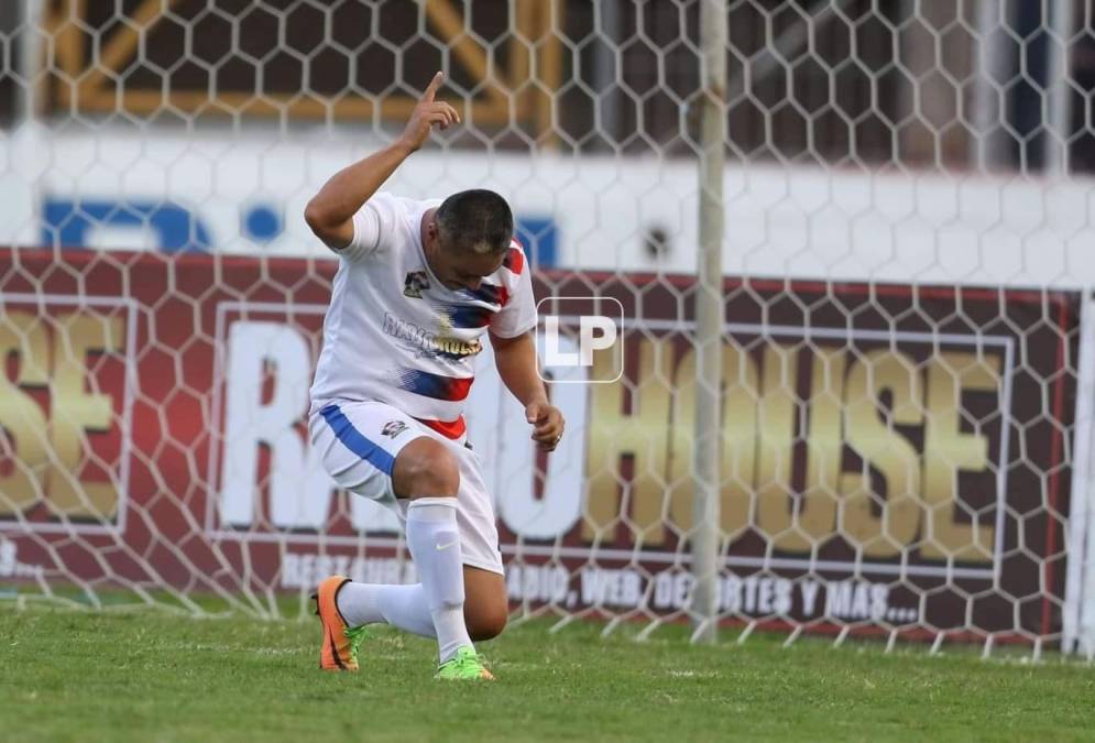 ‘El Matador‘ Velásquez y su ícona celebración con la camiseta del Olimpia.