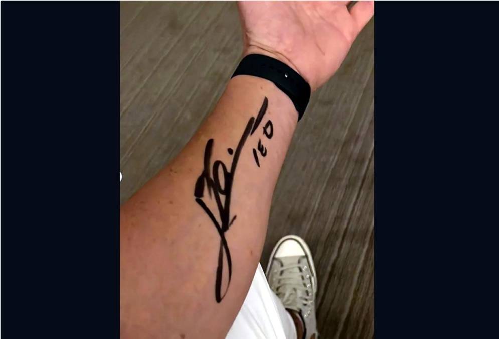 Lionel Messi le firmó un autógrafo en el brazo a Pablo Tamagnini, líder de banda musical La Konga.