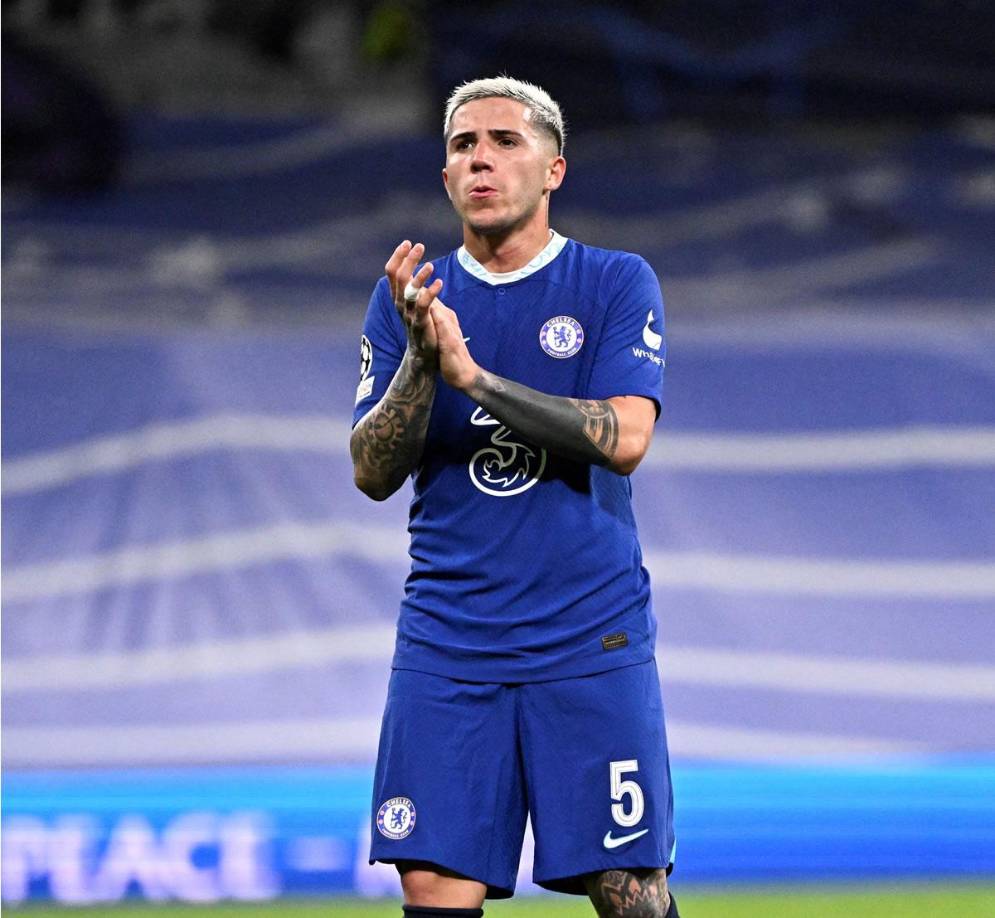 Enzo Fernández extendió su contrato con el Chelsea solo horas después de la derrota en el partido de ida de cuartos de final de la Champions League ante Real Madrid, según informó el periodista argentino César Luis Merlo, de TyC Sports. El comunicador confirmó que el club inglés activó la opción que tenía de extender el contrato del mediocampista, quien quedó ligado al club hasta junio de 2032.