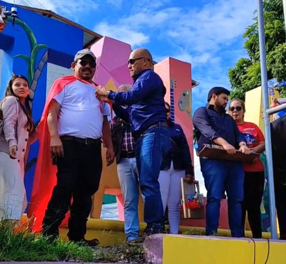 Cabe mencionar que, la alcaldía de Talanga, Francisco Morazán este viernes 25 de octubre no se quedó atrás y el alacalde Rudy Banegas, condecoró con un reconocimiento a don Elias Valladares, le puso la capa.