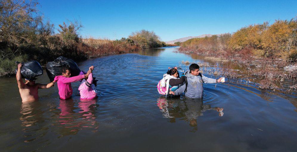 Salvan a varios hondureños en el río Bravo, fronterizo con USA