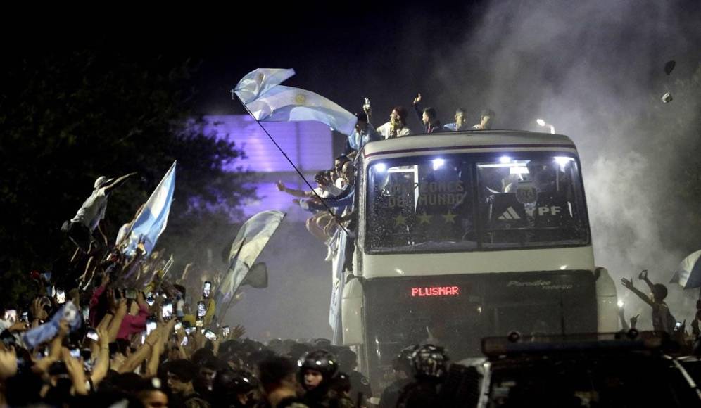 Espectacular imagen del multitudinario recibimiento de los aficionados argentinos a su selección en Buenos Aires.