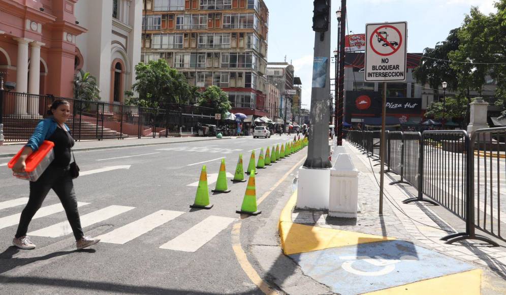 El alcalde sampedrano anunció que esta prohibido estacionar carros y motos frente a la catedral metropolitana de San Pedro Sula en la 3 avenida entre la 1 y 2 calles.