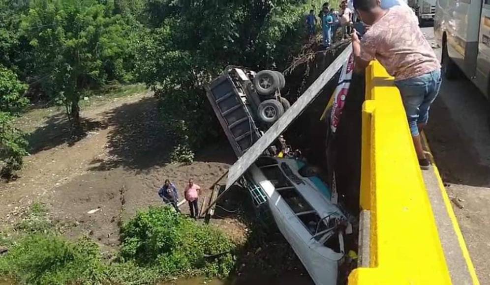 Autoridades de Tránsito informaron que el conductor y ayudante de la volqueta habían quedado atrapados en el amasijo de hierro, pero fueron rescatados con vida horas después.