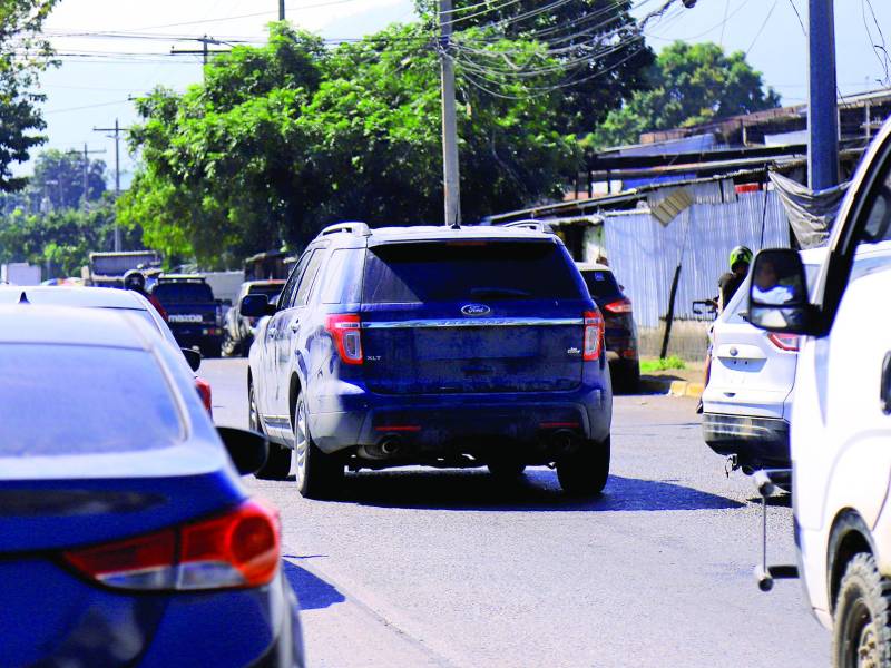<b>Muchos carros circulan por la ciudad sin ni siquiera placas de papel visibles. Foto: Melvin Cubas.</b>