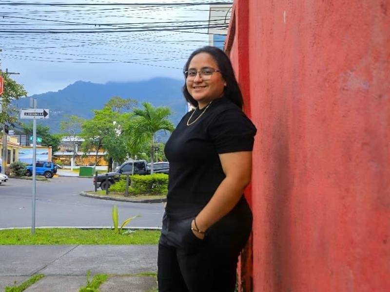 Al finalizar la entrevista, Elvira posó muy contenta para LA PRENSA en una de las populares avenidas del barrio Los Andes en SPS.