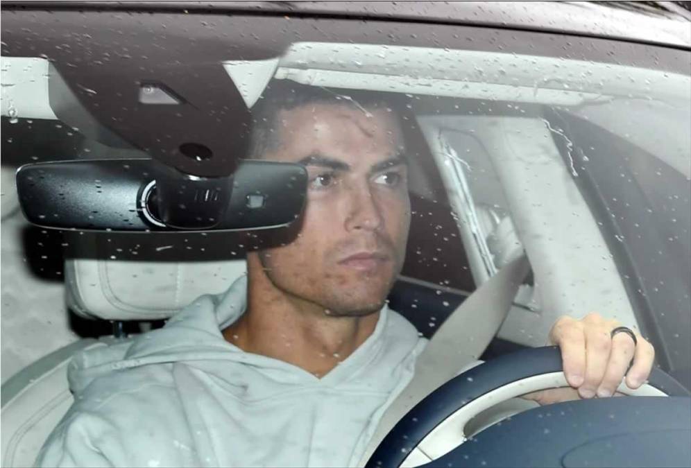 “Cristiano Ronaldo parecía furioso cuando dejó Carrington después de entrenar este viernes con su carrera en el Manchester United casi terminada”, informa el citado periódico en su página web.