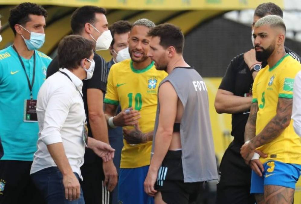Messi y Neymar conversando con otro miembro de las autoridades sanitarias. El argentino estaba muy molesto y explotó: 'Hace tres días que estamos acá. Esperaron a que empezara el partido, ¿por qué no avisaron antes, por qué no fueron al hotel? Avisaban y listo. Nos esta mirando el mundo', dijo La Pulga.