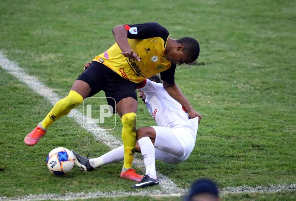 Yeison Mejía y Javier Portillo en plena lucha por el balón.