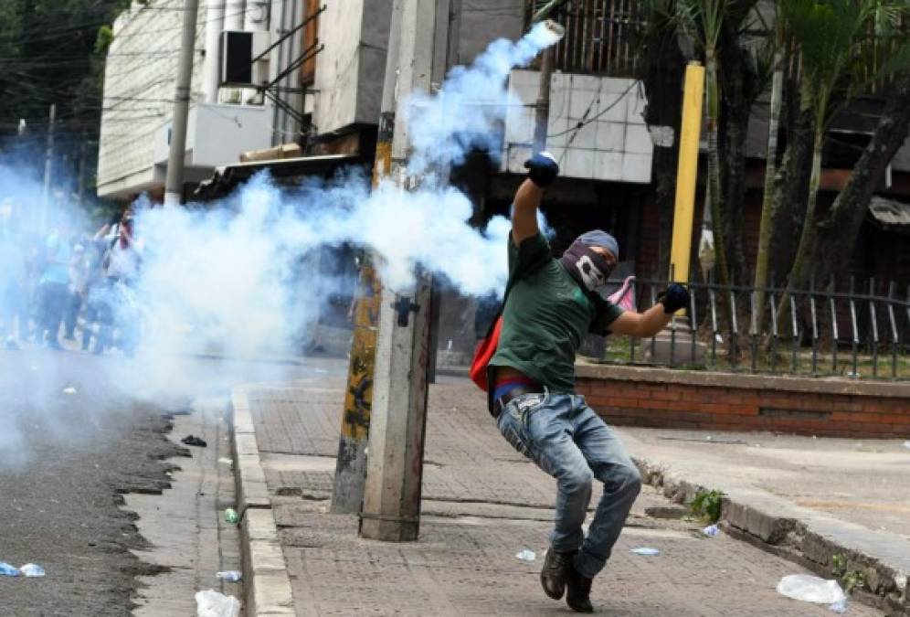 El humo de los gases lacrimógenos se sintió a grandes distancias del centro, los negocios fueron obligados a cerrar por temor a saqueos y las personas que transitaban por ese lugar salieron corriendo junto con los vendedores.