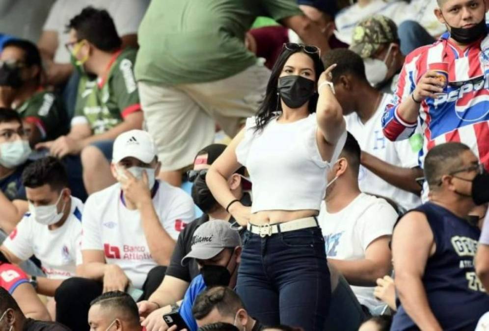 En medio de tantos aficionados, estaba esta guapa chica en las gradas del estadio Olímpico.