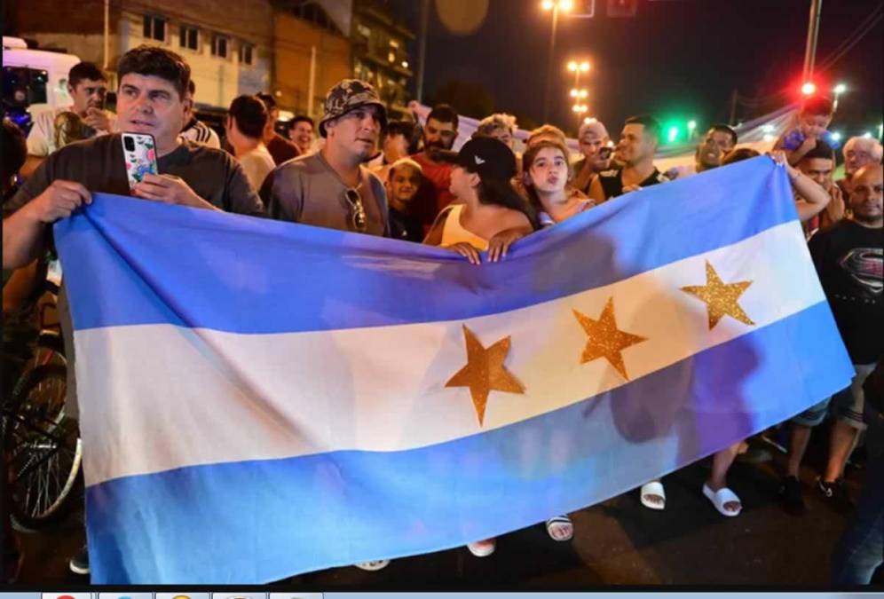 Decenas de aficionados se aglomeraron afuera del hotel con banderas de Argentina.