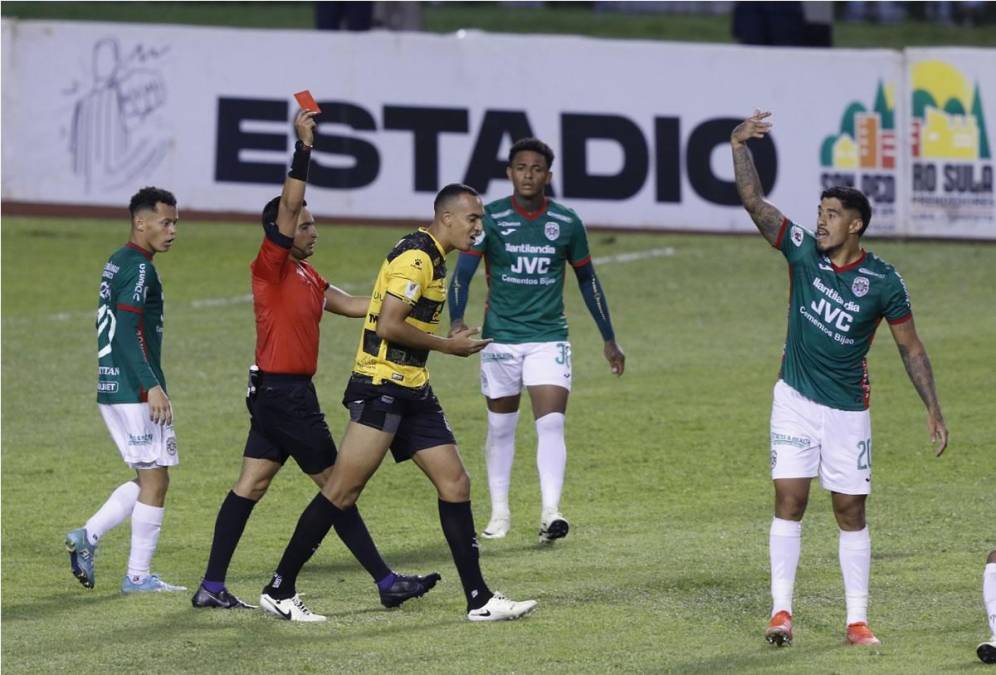 Saíd Martínez le sacó la tarjeta roja a Devron García tras su fuerte falta contra ‘Chino‘ López.