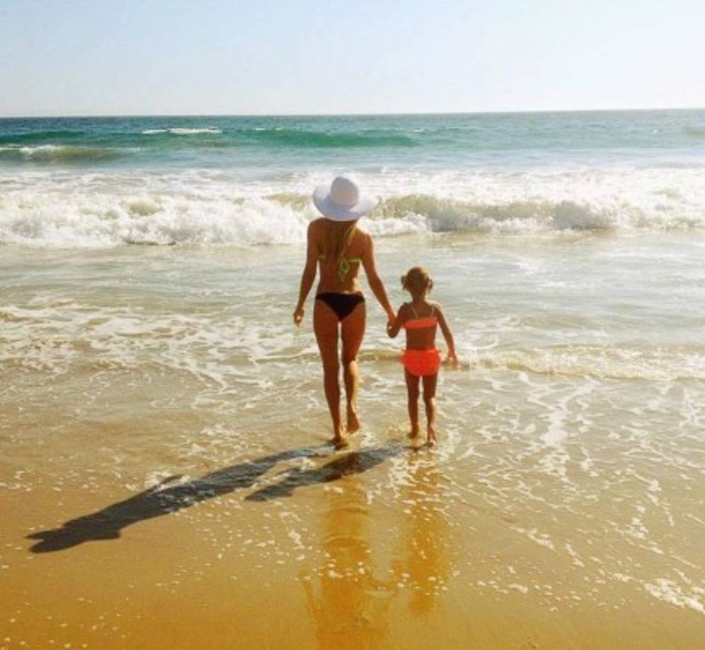 La familia de la modelo ha creado una página web para recibir donaciones para su hija donde se puede leer este mensaje: 'Cualquiera que haya tenido la suerte de conocer a Katie ha sido bendecido, ella tenía un increíble corazón, mente y espíritu. Fue una luz de inspiración y guía para tantas personas en este mundo. Por favor ayúdennos donando dinero para ayudar a su hija y mejor amiga, Mia'.