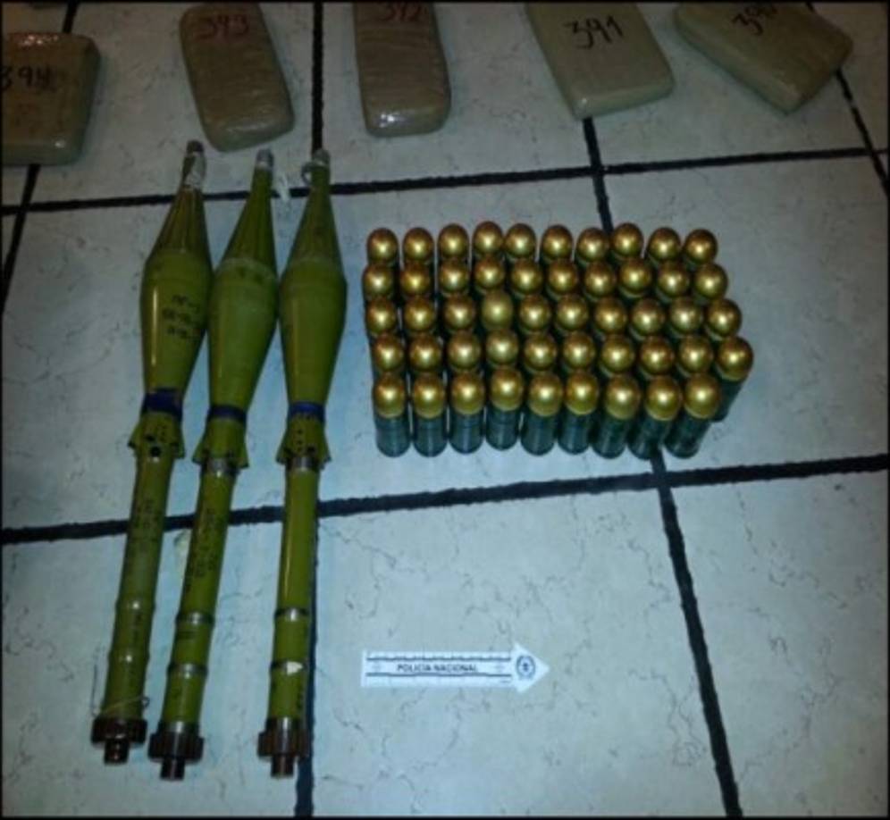 La acusación, de 26 páginas y acompañado de un anexo con varias fotografías a modo de prueba, subraya la peligrosidad de 'El Chapo', su experiencia a la hora de huir de la Justicia, su desprecio por la ley y su inmensa fortuna como algunos de los argumentos para que no sea puesto en libertad bajo fianza.<br/>En la imagen, detalles del cargamento de municiones encontrados en una incautación.