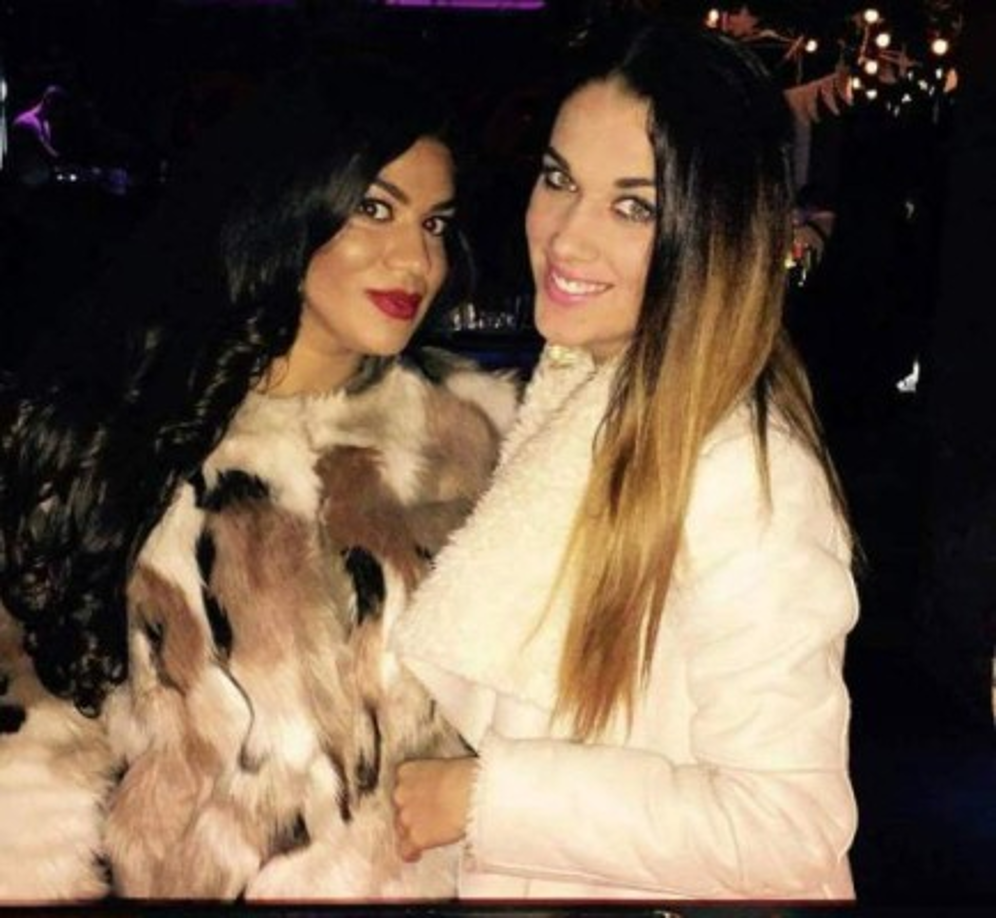 Alexandra compartiendo con una de sus amigas.