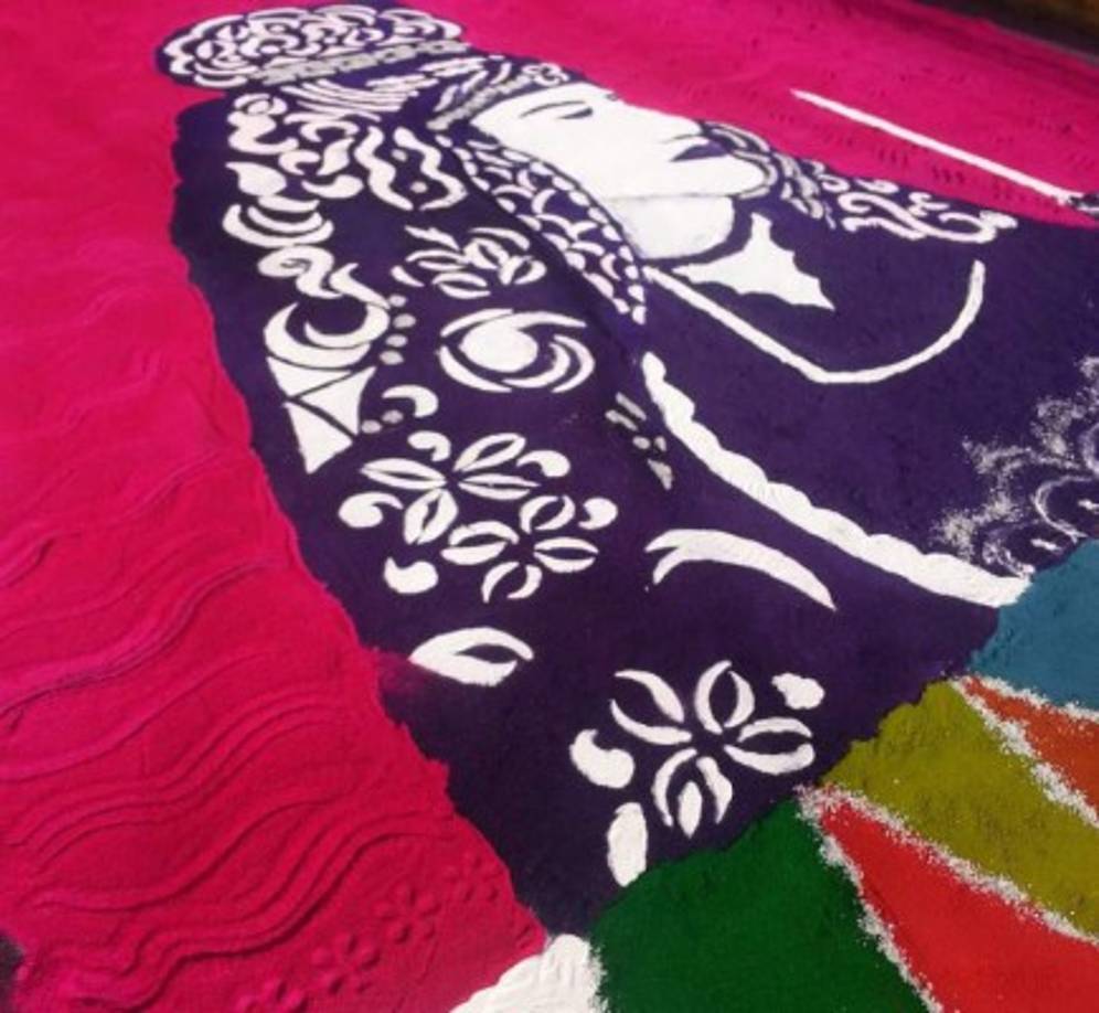 Alfombra de aserrín en la avenida Cervantes, en el casco histórico de Tegucigalpa.