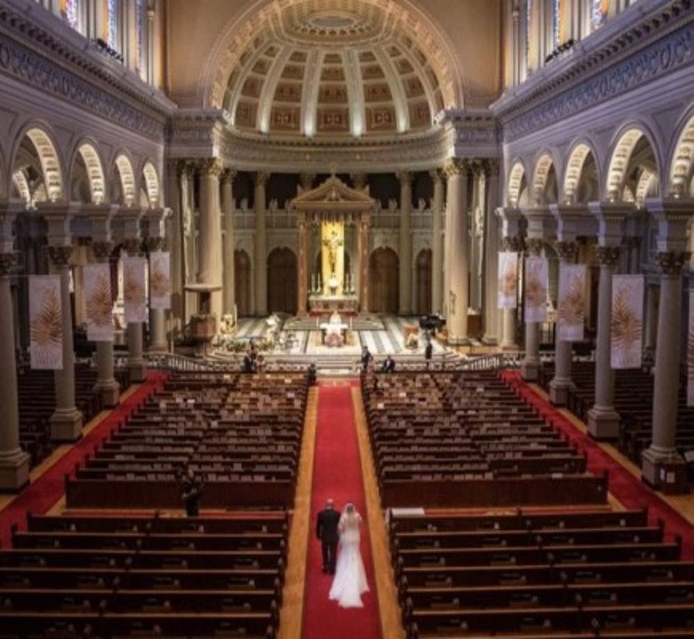 Las imágenes de la boda de esta pareja que colgó fotografías de sus familiares y amigos en las bancas de la catedral se viralizaron en redes sociales.