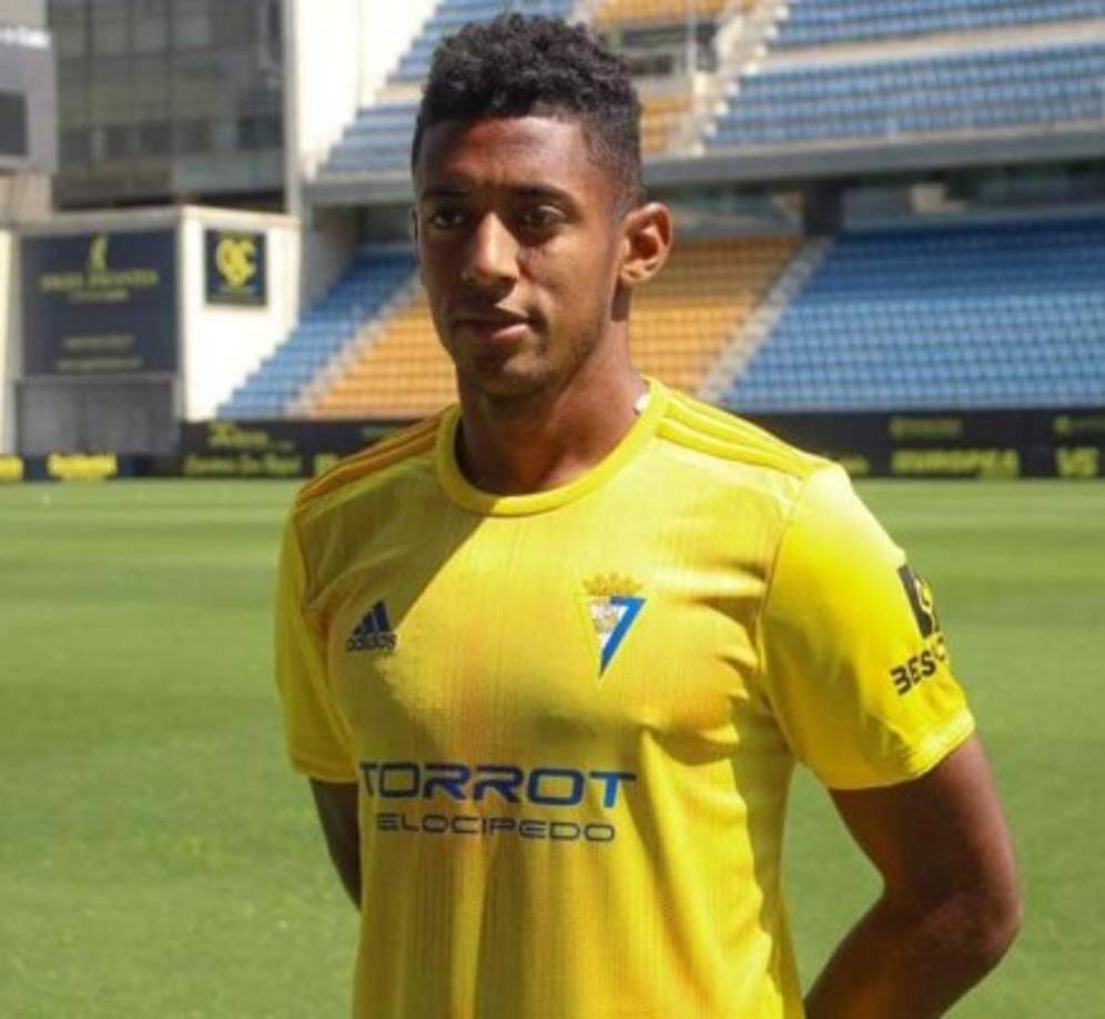 Antony Choco Lozano: El delantero hondureño fue presentado como nuevo jugador del Cádiz de la segunda división de España. Lega cedido a préstamo por parte del Girona y lucirá el dorsal 9.
