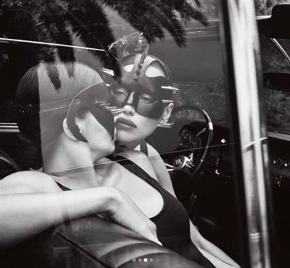 Irina posó junto a la también supermodelo Adriana Lima y sus provocativas fotos paralizaron las redes sociales.