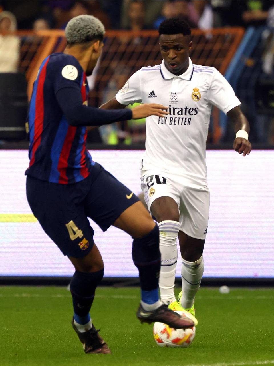 Vinicius era el único que intentaba encarar frente a la defensa del Barcelona.