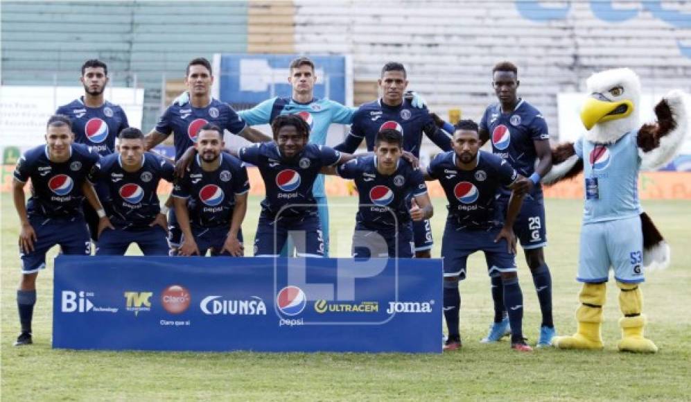 El 11 titular del Motagua posando, con la mascota del equipo, antes del clásico contra el Olimpia.