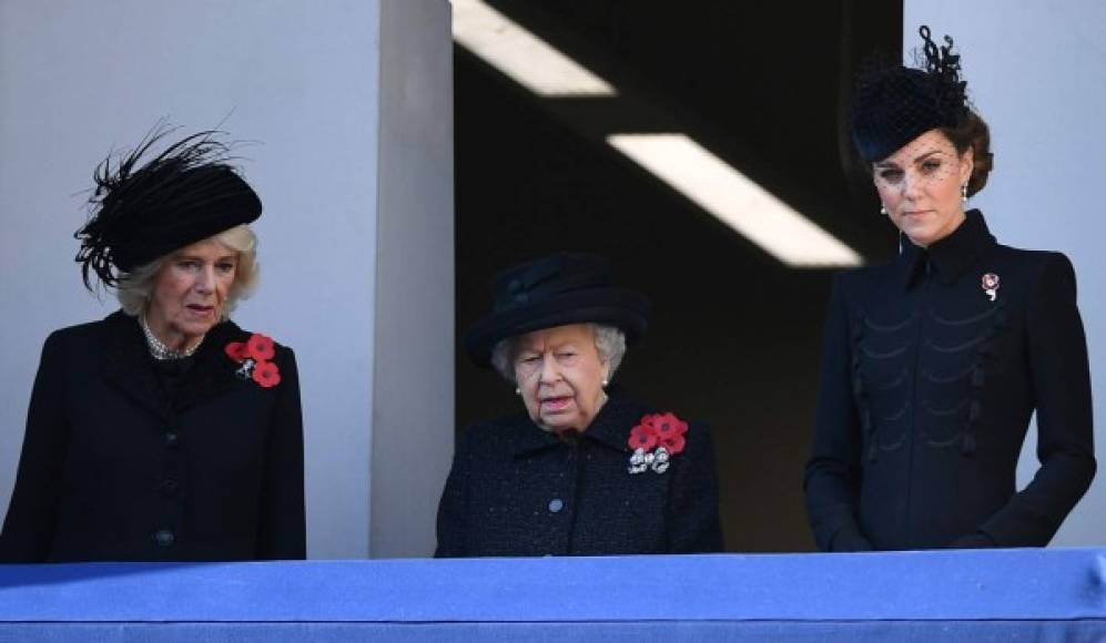 En un balcón separado de la duquesa de Sussex, en el edificio de la Oficina de Asuntos Exteriores y de la Commonwealth, estaban la reina Isabel II con Kate Middleton, duquesa de Cambridge y Camilla, duquesa de Cornwall.<br/>
