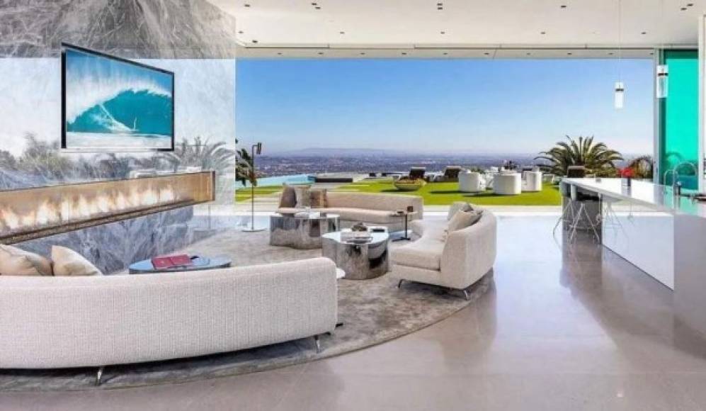 La superestrella del baloncesto, LeBron James, ha pagado la exorbitante suma de $52 millones de dólares por esta majestuosa propiedad en Los Angeles.