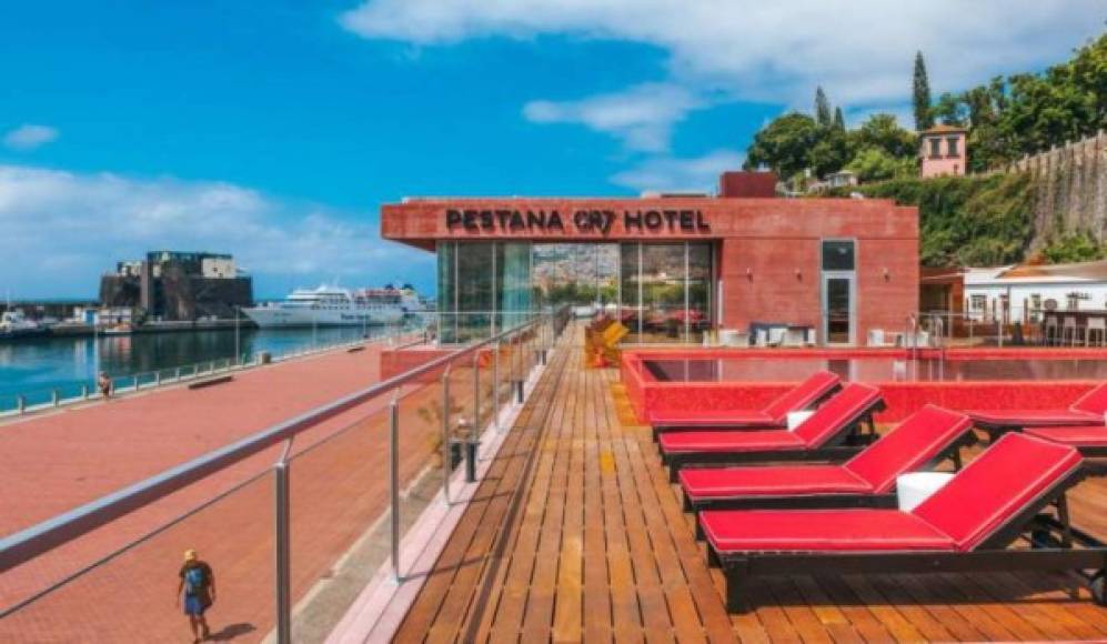 El hotel de Funchal es un edificio mucho más moderno, que da frente al mar de Madeira, la isla natal de Cristiano Ronaldo.<br/>