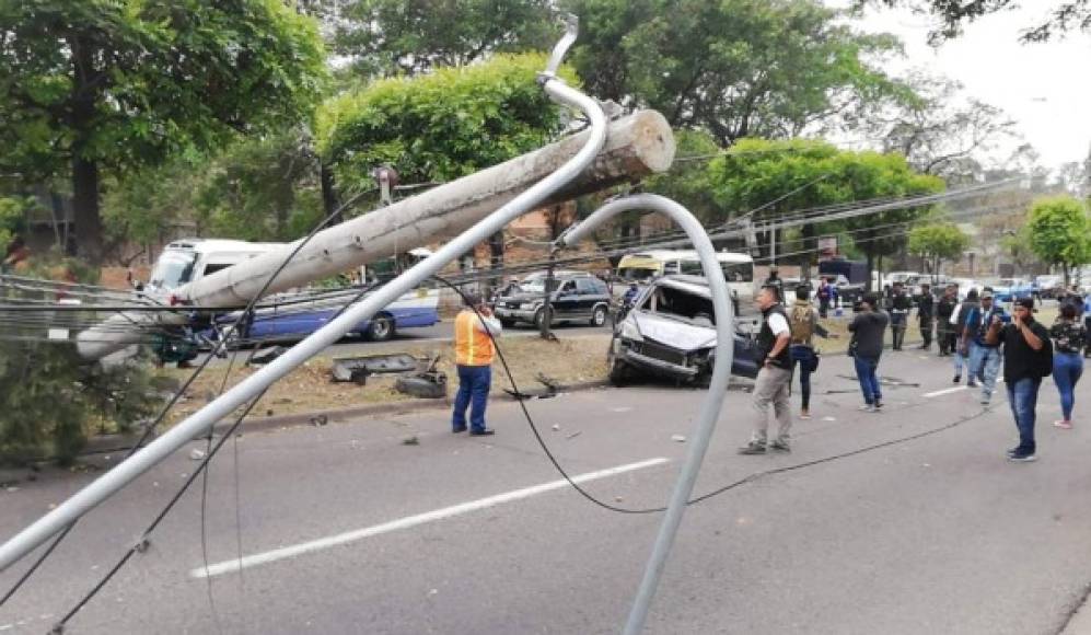 El gerente chocó contra un poste, el cual cayó sobre el bulevar, provocando un congestionamiento vial en el tramo que de Tegucigalpa conduce hacia la salida a El Paraíso.