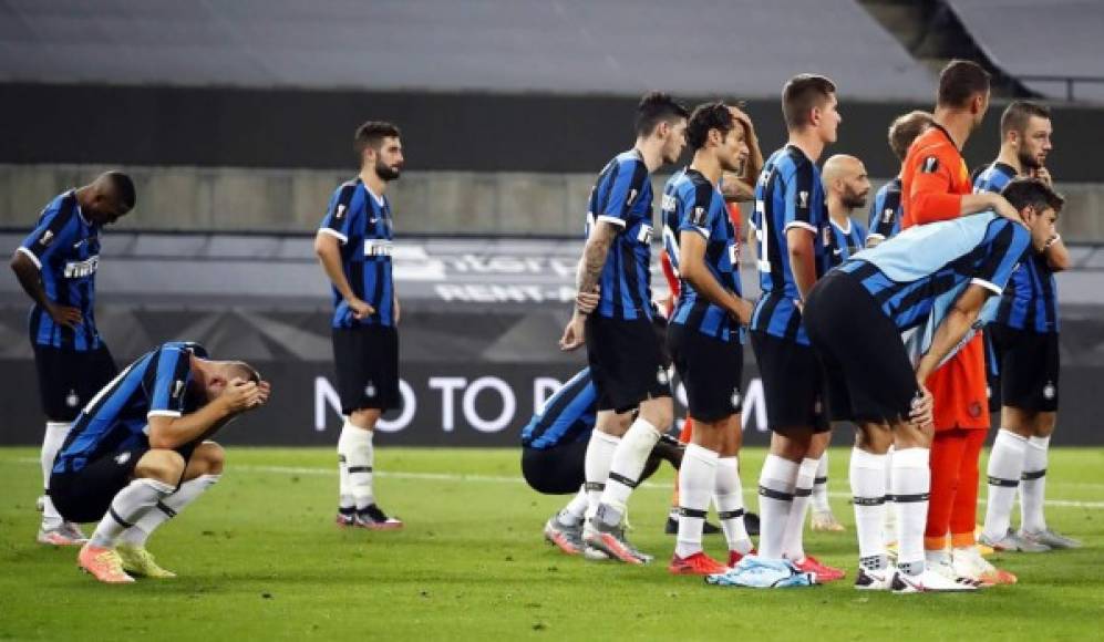 La tristeza de los jugadores del Inter de Milán por perder la final de la Europa League.