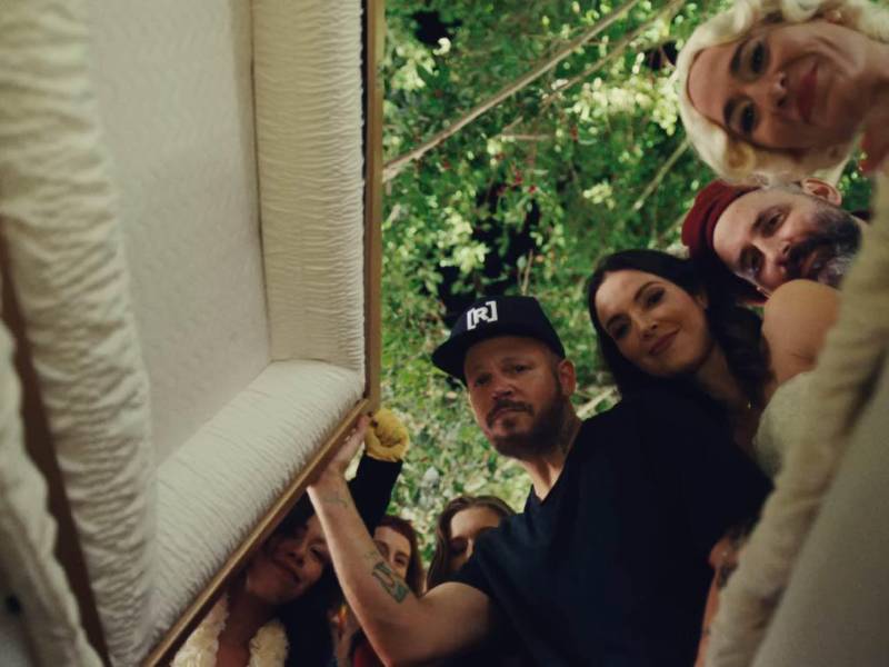 Residente repasa su vida en “Ron en el piso”.