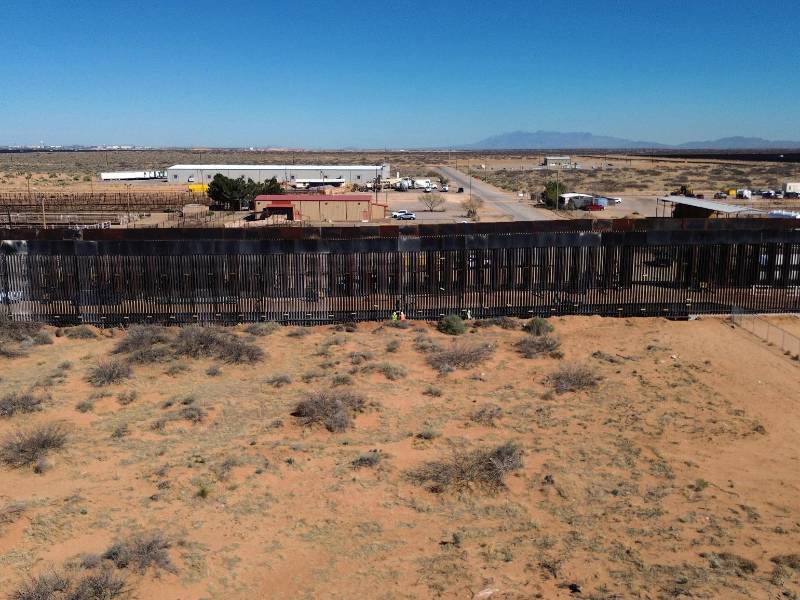 La construcción del muro negro fronterizo entre Estados Unidos y México en la zona de Santa Teresa, frente a Ciudad Juárez, forma parte de un proyecto impulsado por el gobierno del presidente Donald Trump que contempla una inversión aproximada de 4.500 millones de dólares para reforzar la seguridad en distintos puntos de la frontera.