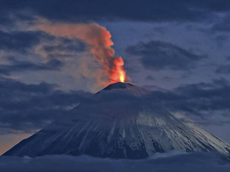 Una fotografía del Instituto de Vulcanología de la Academia Rusa de Ciencias, muestra el volcán Klyuchevskoy expulsando lava y ceniza volcánica durante una erupción en la península de Kamchatka, en el extremo oriental de Rusia.