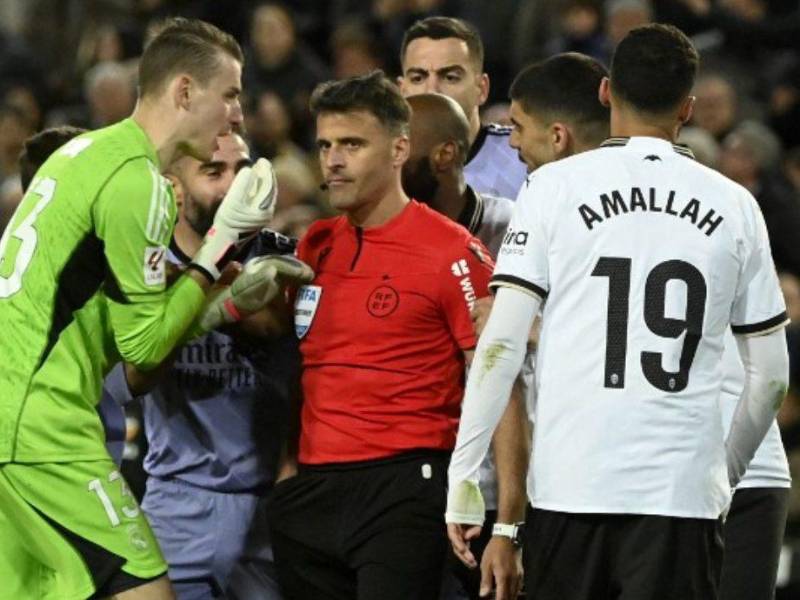 Gil Manzano invalidó un gol de Bellingham en la recta final del Valencia - Real Madrid.