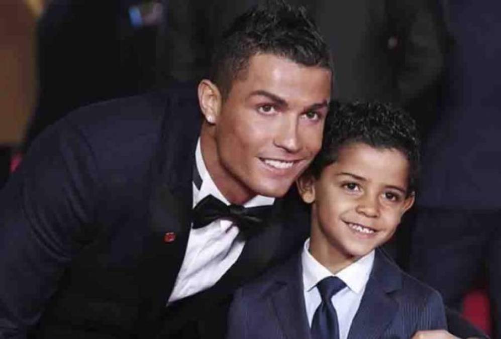 Cristiano ha incursionado en más de 21 negocios. Él y su hijo son la imagen también de marcas de ropa.