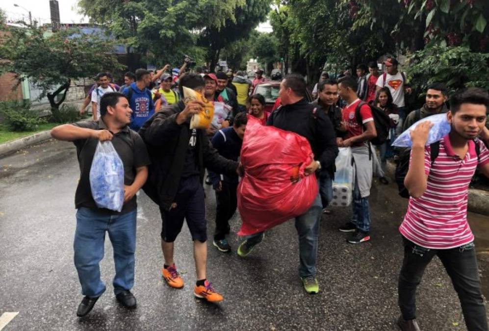 El resto de la caravana, salió esta mañana de Ciudad de Guatemala bajo una pertinaz llovizna. Los migrantes enfilaron por el Anillo Periférico de la ciudad, luego de ingerir algunos alimentos y bebidas calientes que les dieron guatemaltecos y hondureños radicados en ese país.