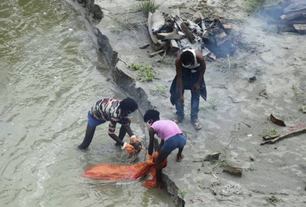 Millones de hindúes acuden tradicionalmente al Ganges para bañarse y lavar sus pecados o para realizar ritos funerarios, que dan lugar a la incineración de los muertos en sus orillas y luego se esparcen sus cenizas en las aguas.