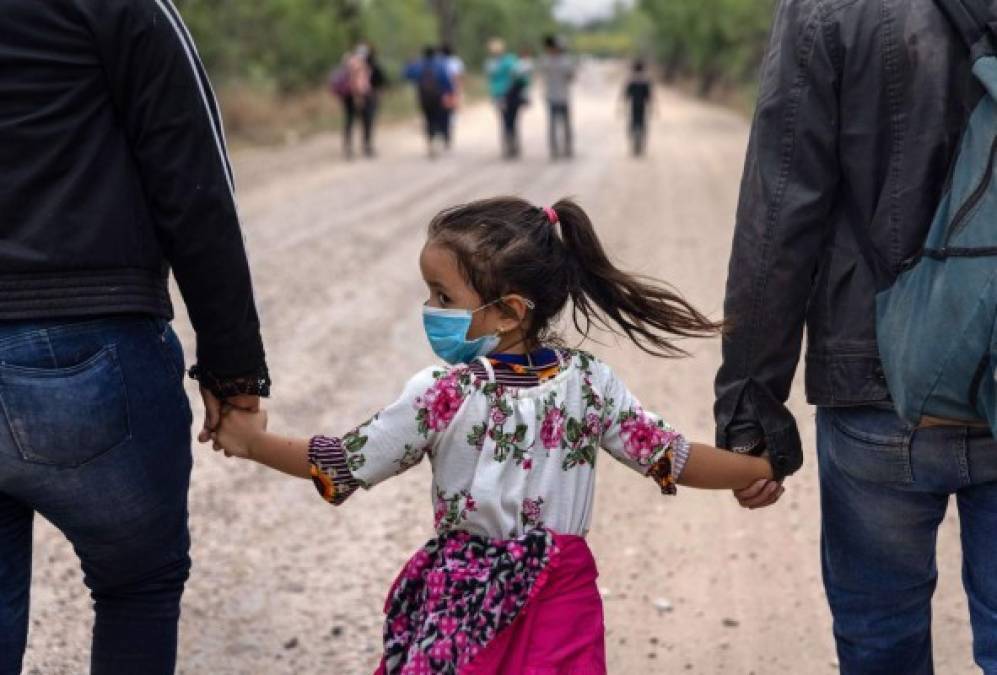 Un niño inmigrante mira hacia México después de cruzar la frontera hacia los Estados Unidos el 14 de abril de 2021 en La Joya, Texas. AFP
