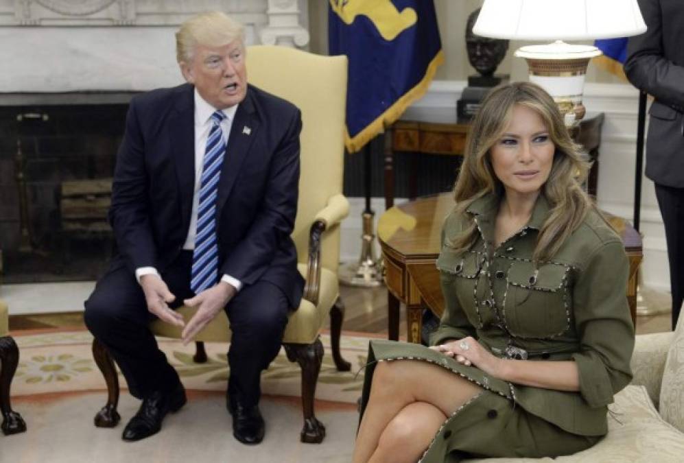 Melania junto a su esposo, el presidente Trump, durante la conferencia de prensa.