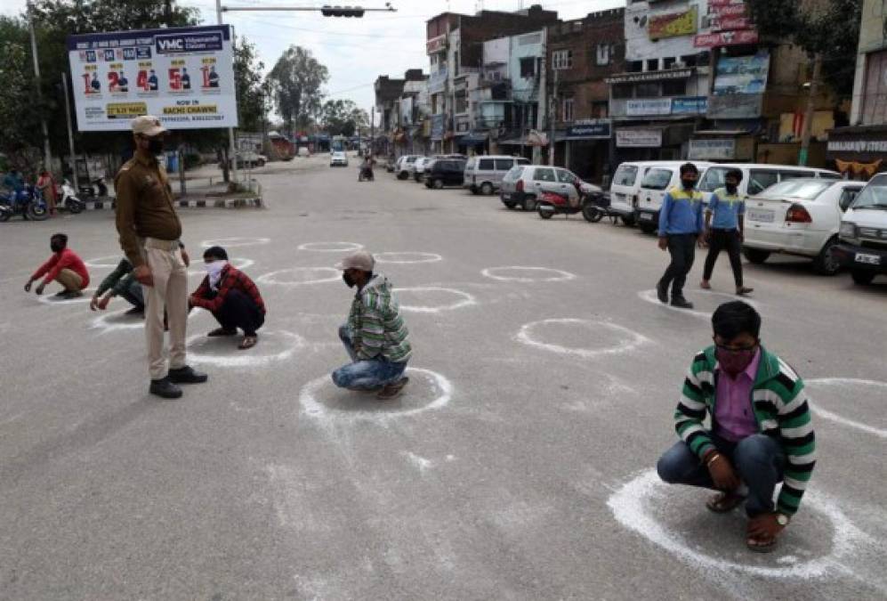 India, uno de los países más poblados del mundo, se encuentra bajo un estricto confinamiento y aquellos que todavía pueden salir a la calle deben mantener una distancia social de dos metros.