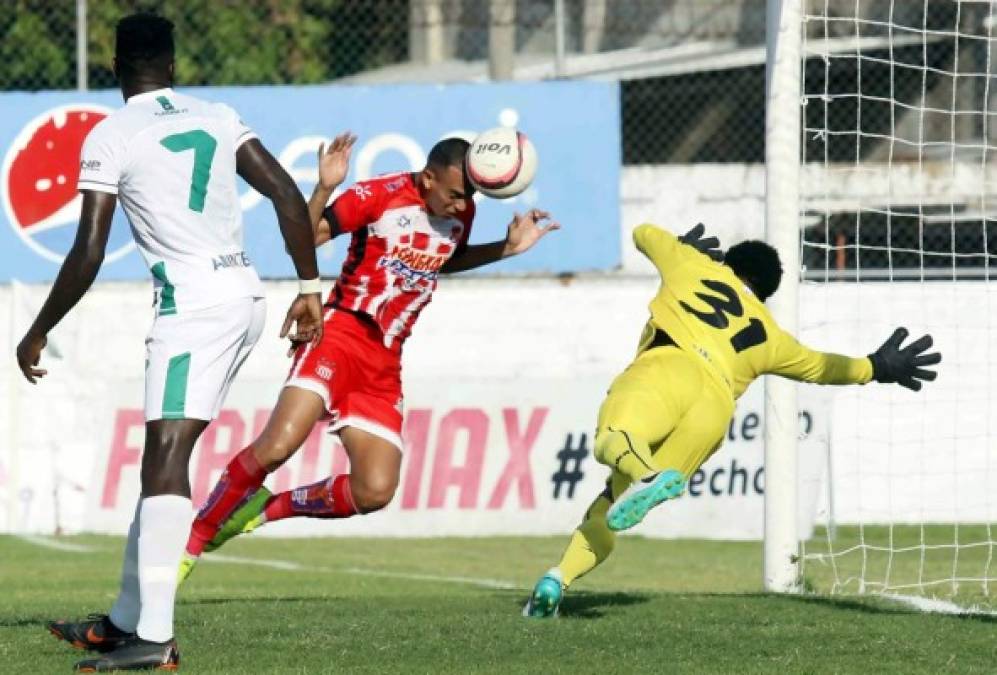 Devron García puso a ganar al Vida con este cabezazo que superó al portero selacio Richard Castillo.