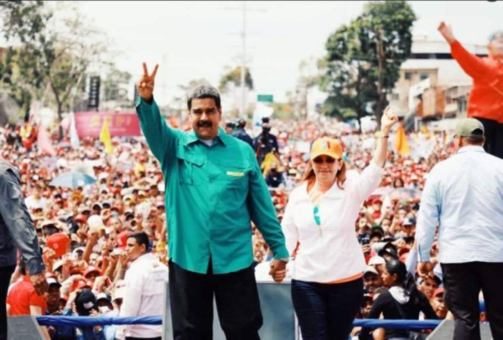 El anuncio lo hizo público Maduro, 24 horas después de haber firmado los dos libros matrimoniales , el 14 de abril de 2013 al ganar Maduro las elecciones presidenciales, esta fue denominada primera combatiente.