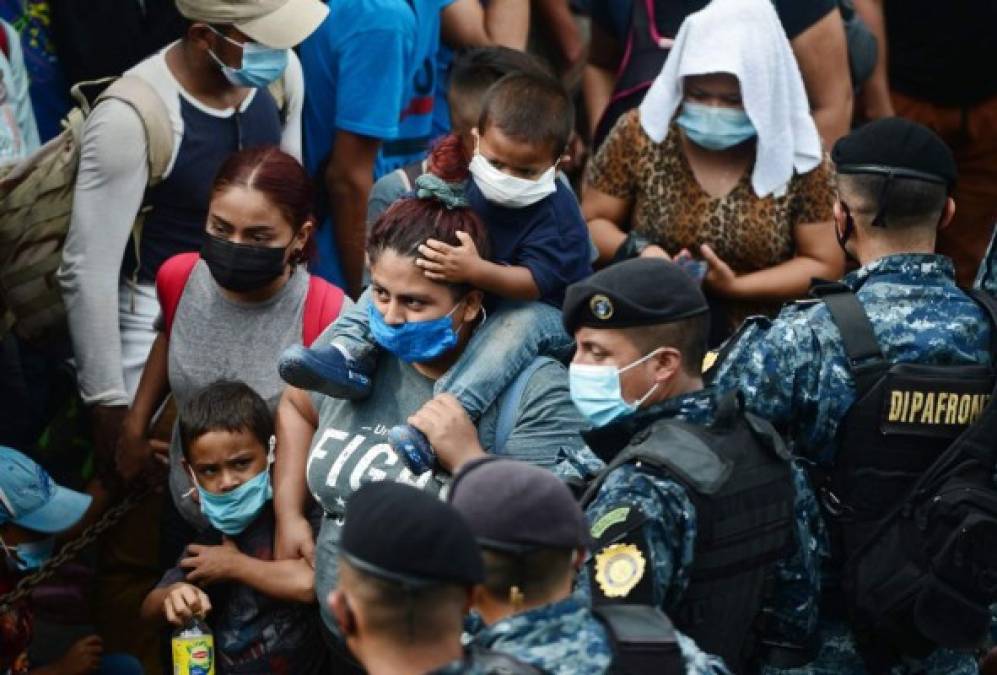 Caravana de migrantes hondureños rompe cerco policial en Guatemala