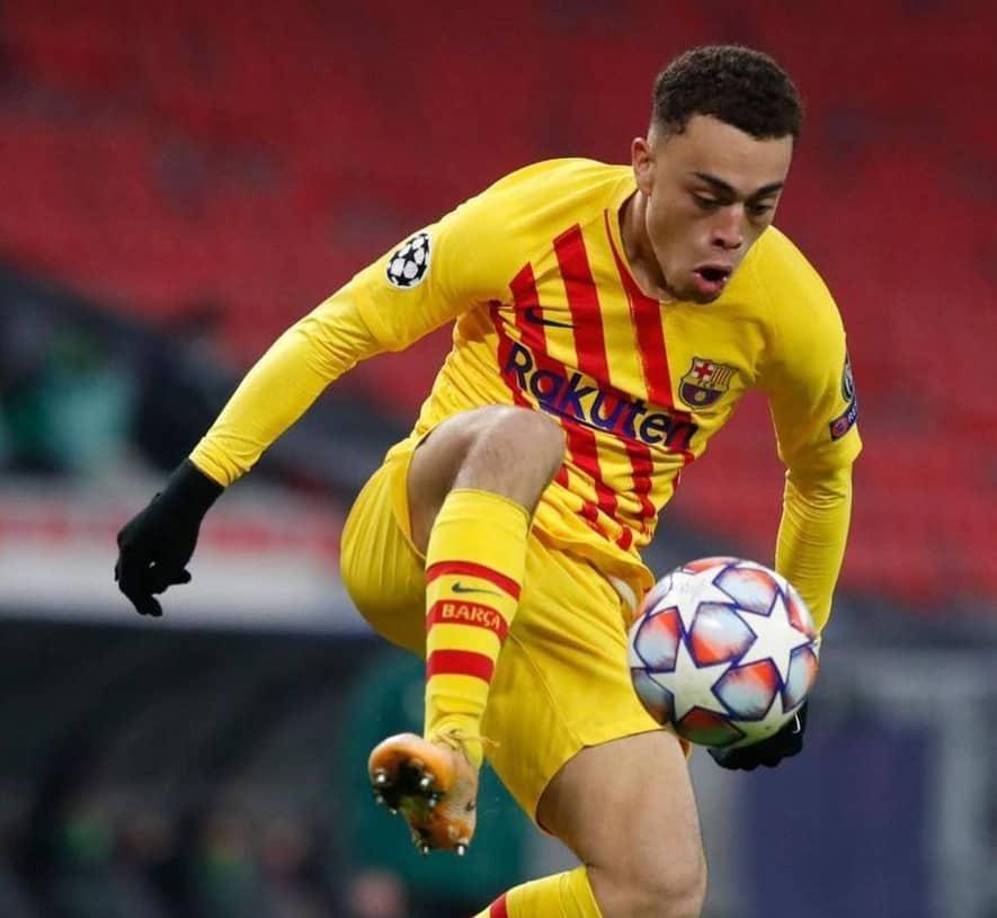 Sergiño Dest: El lateral estadounidense es otro de los que según Diario Marca no continuará como jugador del Barcelona.