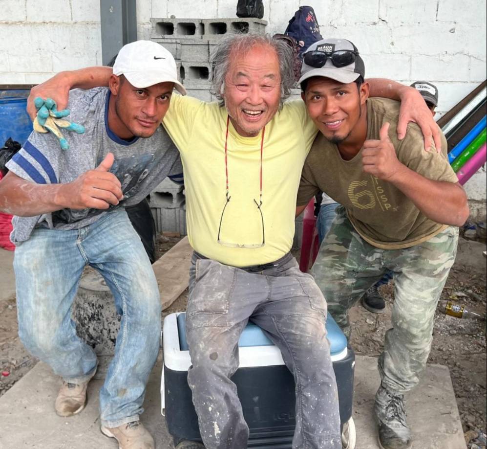 Fue a través de sus cuenta de Instagram donde el influencer japonés compartió un carrusel de fotografías del momento que vivieron sus dos padres en las labores de trabajo de la construcción de la escuela #67 construída en Chamelecón, San Pedro Sula.